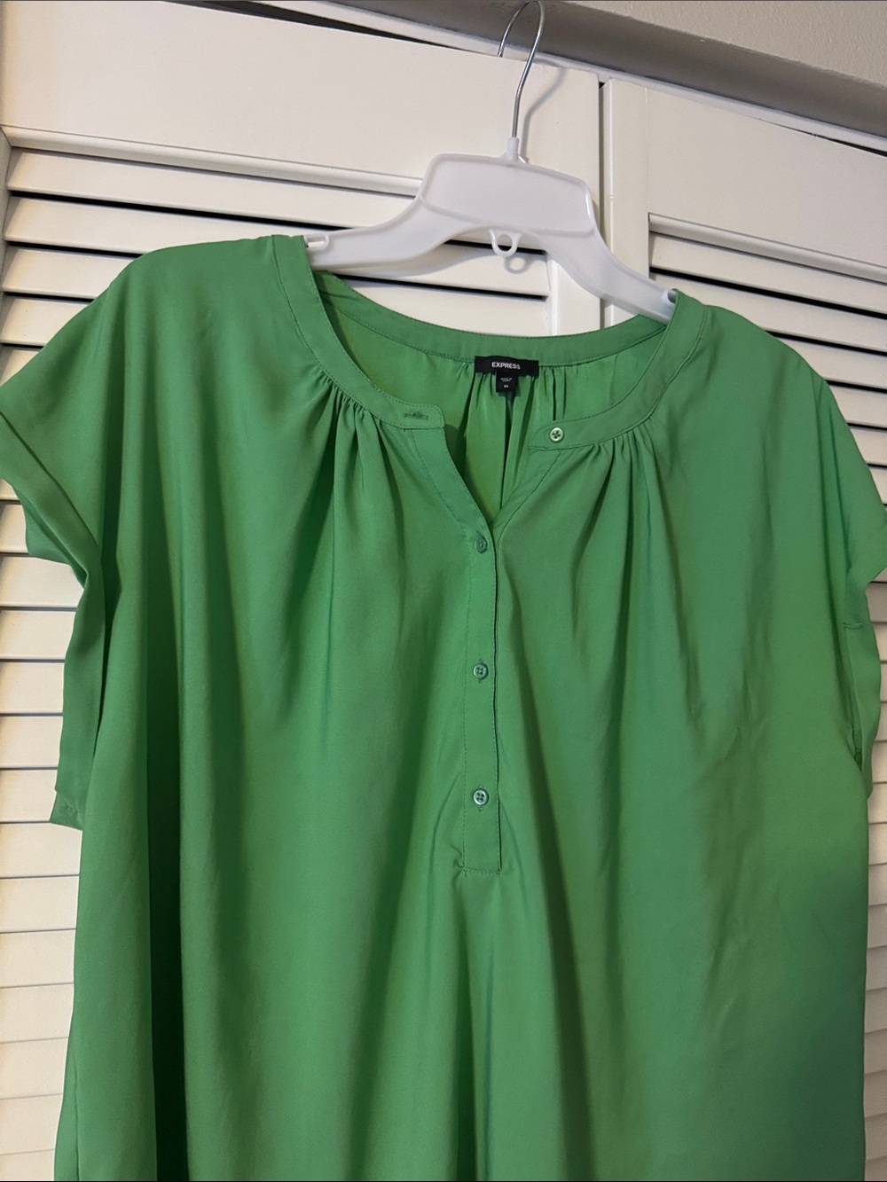 Express Vibrant Green Short Sleeve Split-Neck Blouse - Picture 2 of 3